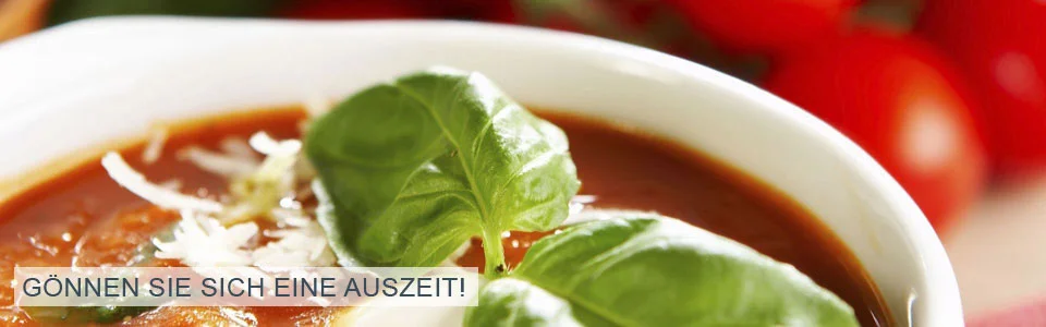 Bild einer Gulasch-Zwiebelsuppe und grüner Basilikum Dekoration mit dem Slogan: Gönnen Sie sich eine Auszeit!